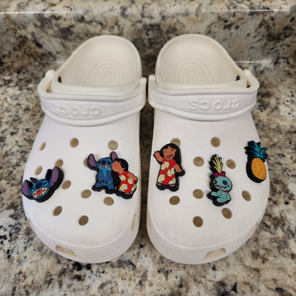 Crocs White With 5 Lilo & Stitch Jibbitz Charms Women's Size 8/ Men's Size 6